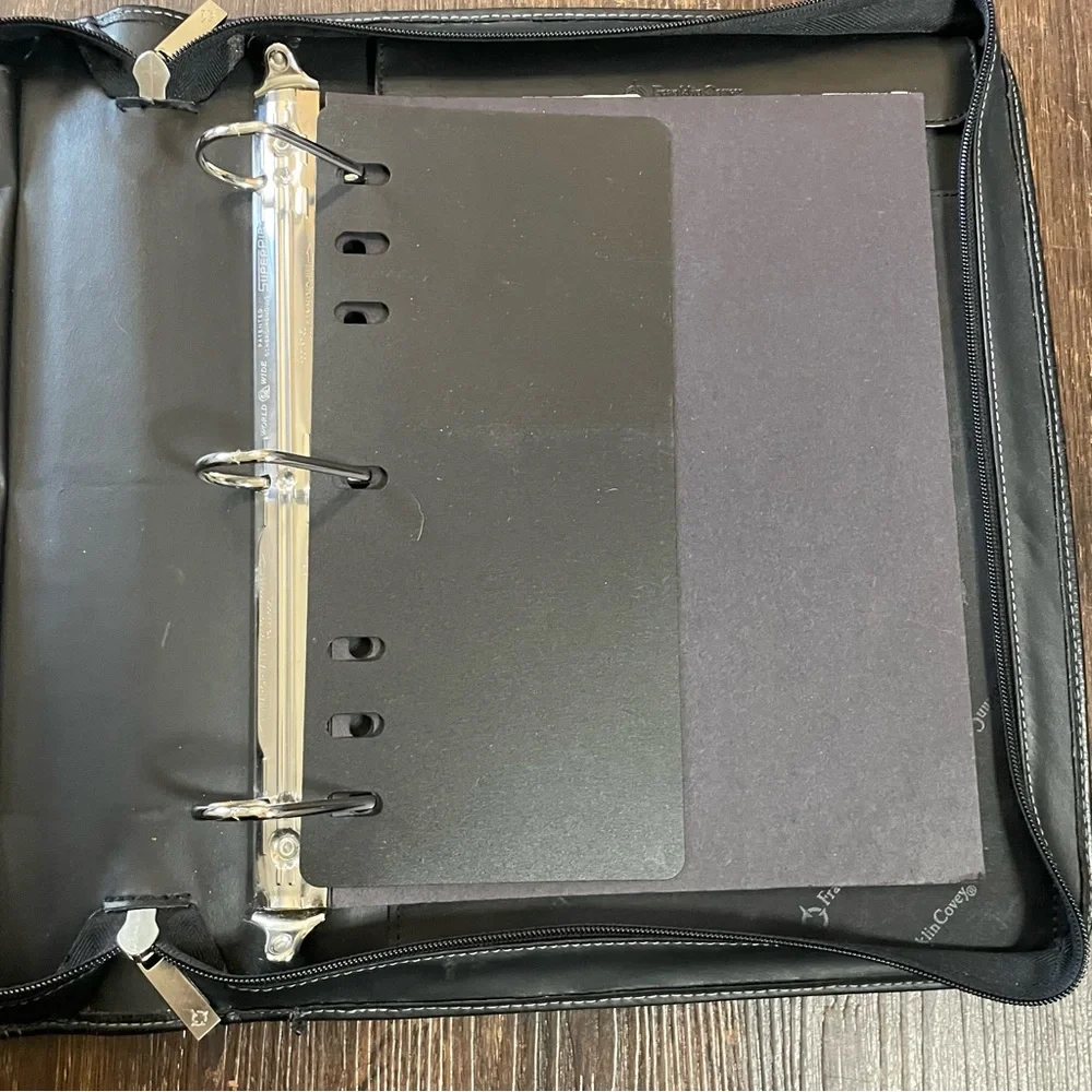 Franklin Covey Black 3-Ring Binder with Pull Out Handles Lots of Storage Space